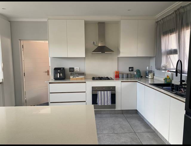 3 BEDROOM TOWNHOUSE FOR SALE IN PALM LAKES ESTATE
